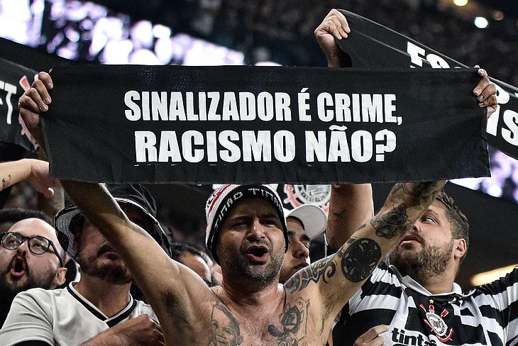 Torcedores do Corinthians protestam contra o racismo durante a partida contra o Boca Juniors, válida pelo confronto de ida das oitavas de final da Copa Libertadores da América de Futebol 2022, realizada na Neo Química Arena