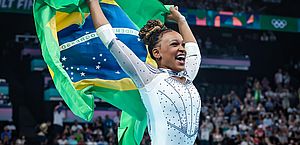 Ela é braba! Rebeca Andrade amplia coleção de medalhas com prata no salto em Paris