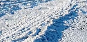 Frio extremo congela ondas do mar na província Terra do Fogo