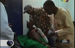 Ministro da Justiça do Mali visita sobreviventes de massacre no hospital  