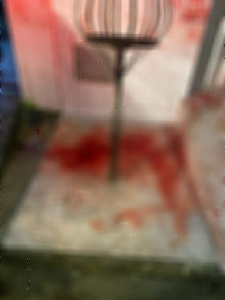Frente da casa estava com muito sangue