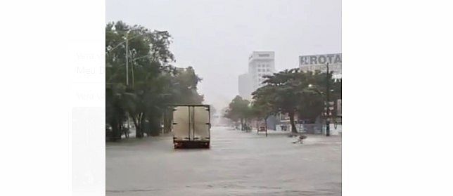 Avenida Governador Agamenon Magalhães, em Recife, ficou alagada com as chuvas da manhã deste sábado