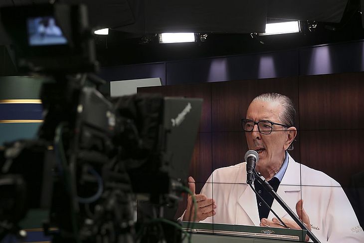 Cirurgião Antônio Luiz Macedo, responsável pelo procedimento ao qual Bolsonaro foi submetido no último domingo