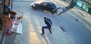 Vídeo: motociclista “voa” sobre pedestre na calçada após colisão no RJ