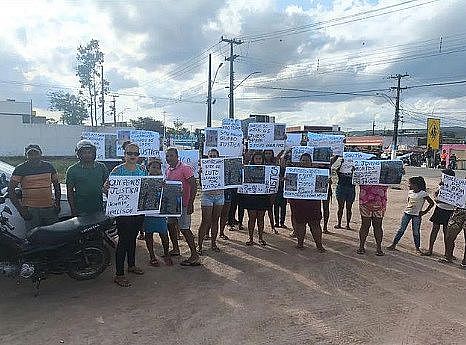 Familiares fizeram um protesto após a morte dos adolescentes 