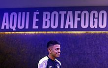 Botafogo apresenta o meia argentino Almada, a mais cara contratação do futebol brasileiro