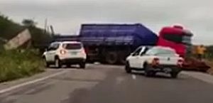 Caminhão com carga de madeira tomba e motorista sai ileso em Girau do Ponciano
