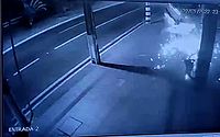 Vídeo mostra carro batendo em alta velocidade contra muro, na Praça Centenário