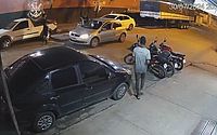 Vídeo: trio armado rende motorista e passageiro, e rouba carro no Santos Dumont