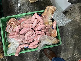 Foram identificados carnes bovina, suína, frangos, mortadelas e calabresas.