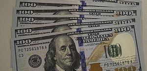 Dólar fica perto de R$ 5,60 com incertezas no Brasil e no exterior