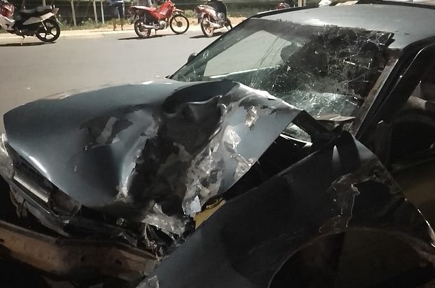 Jovem de 19 anos morre e outros duas pessoas ficam feridas após acidente entre motos e carro