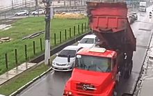 Vídeo flagra momento em que caminhão arrasta fios de poste em rua de Maceió
