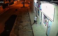 Vídeos: grupo quebra vidraça, invade loja e furta R$ 2,8 mil e computadores em Ponta Verde