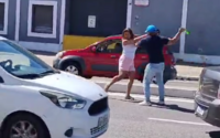 Vídeo: homem agride mulher com garrafa durante briga de trânsito no bairro do Jaraguá 