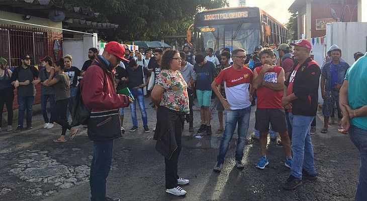 Funcionários de empresa de transporte pararam em Recife 