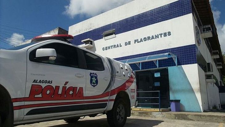 O grupo foi encaminhado para a Central de Flagrantes de Maceió onde prestou queixa sobre o caso.
