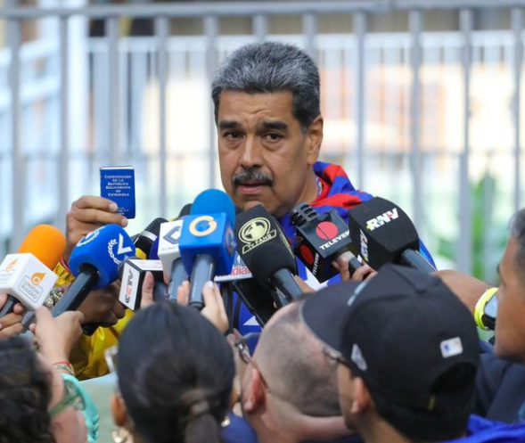 De acordo com a apuração do conselho eleitoral, Maduro venceu 51,21 % dos votos, contra os 44,2 % do seu adversário, o antigo diplomata Edmundo González Urrutia.