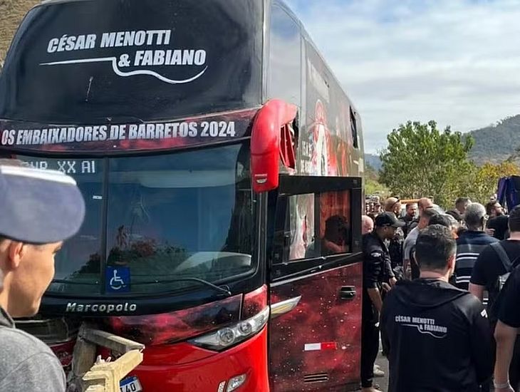 Ônibus de César Menotti e Fabiano sofre acidente e dupla cancela show