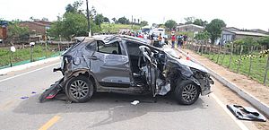 Perícia aponta que carro capotou antes de bater com moto em acidente que matou duas pessoas