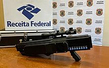 Homem é preso ao buscar fuzil antidrone importado ilegalmente nos Correios