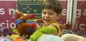 Vídeo: criança fica presa em máquina caça-brinquedos de shopping do RJ