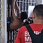 Detento fica entalado em grade ao tentar fugir de cela de delegacia; veja vídeo 