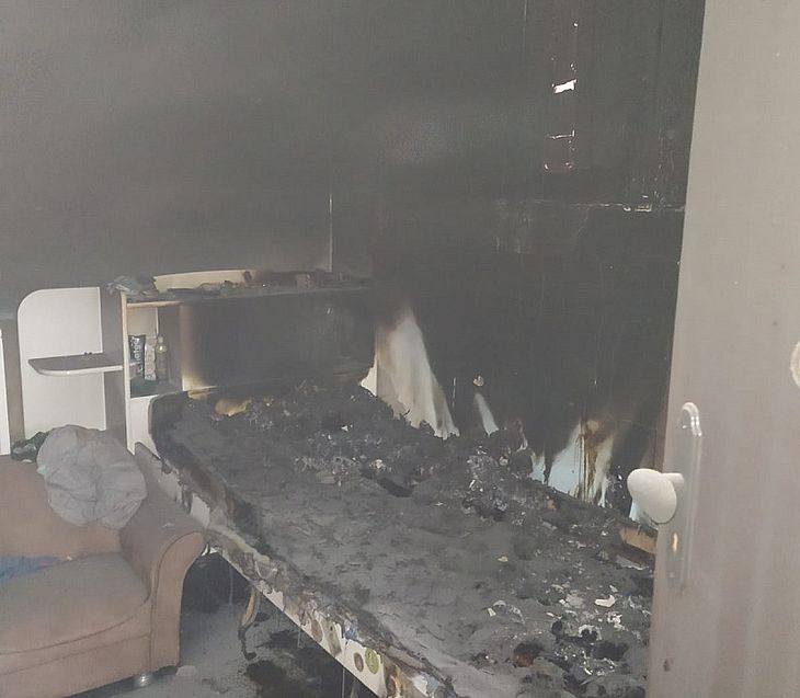Incêndio destruiu cama e guarda-roupa, mas foi controlado antes da chegada dos bombeiros