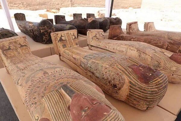 Foram descobertos 250 sarcófagos e 150 estátuas de bronze em um cemitério em Saqqara