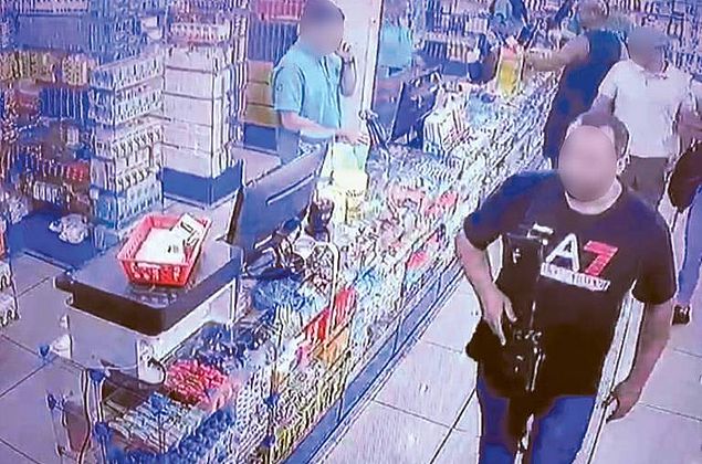 Policiais são presos por furtar dinheiro e aliança de entregador de farmácia no Rio