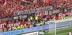 Torcida do Leverkusen provoca rival rebaixado: 'Adeus, seus filhos da p...'