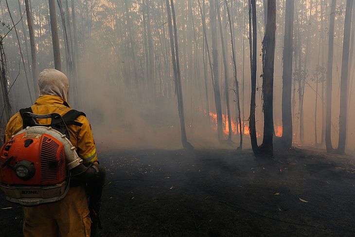 Equipes da Defesa Civil de Campinas estão apoiando o Corpo de Bombeiros no combate ao incêndio no Pico das Cabras. A Sanasa também colabora com o envio de caminhões-pipa para apagar o fogo