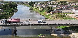 Vídeo: caminhão perde freio e só para após bater contra proteção de ponte em Atalaia