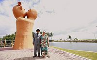 Escultura gigante "O Beijo" de mestra quilombola é vandalizada; veja vídeo