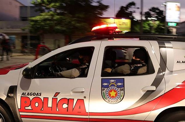 'Vão se arrombar': PMs dizem que foram empurrados e xingados após denúncia de invasão de casa, em Arapiraca