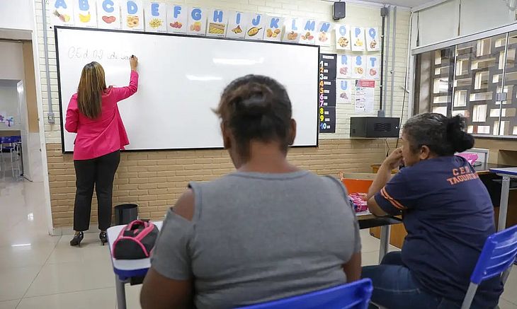 A parcela paga em um mês é sempre referente à frequência em meses anteriores e leva em conta um cálculo contínuo