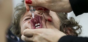 Brasil reduz taxa de crianças sem vacina contra pólio em 2023