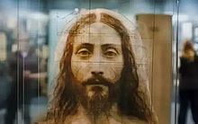 Inteligência artificial mostra rosto de Jesus a partir do Santo Sudário; confira