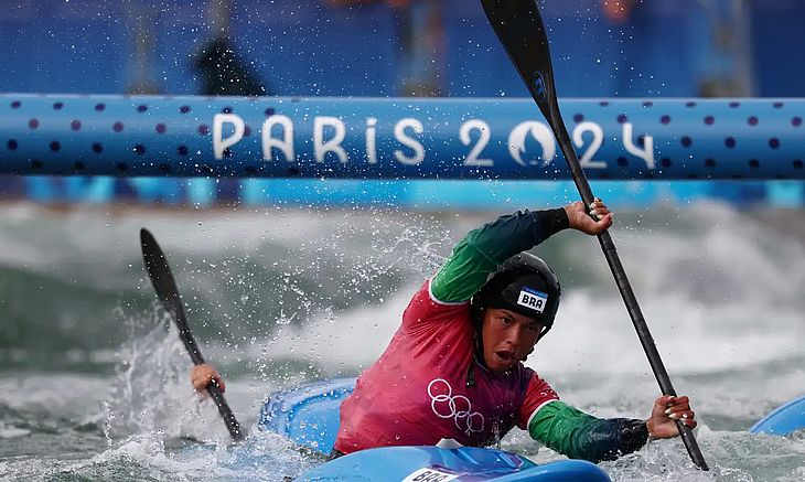 Olimpíada de Paris: Ana Sátila e Pepê avançam no caiaque cross