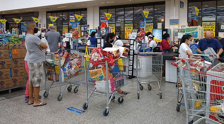 No Brasil, as vendas no comércio varejista no país recuaram 1,4% na passagem de maio para junho