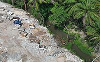 Crime ambiental: Biota flagra despejo de metralha em área de mangue em Jacarecica 