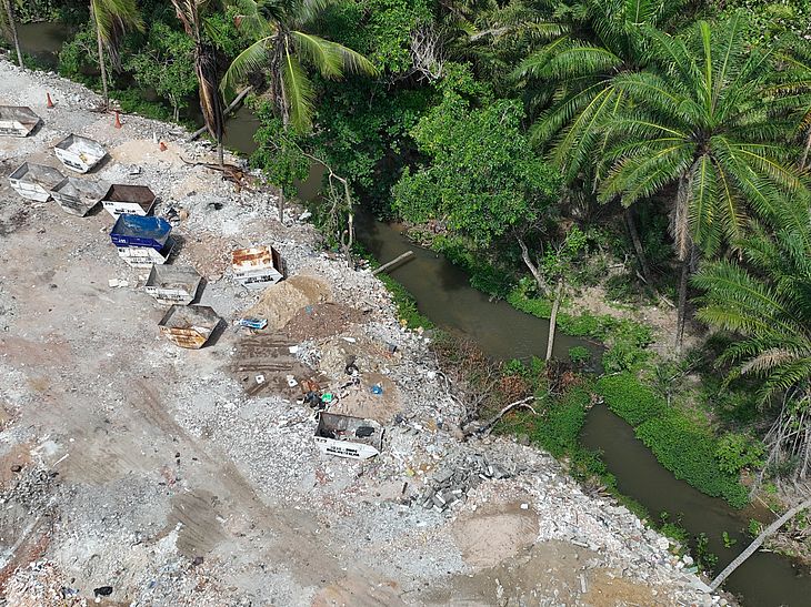 Biota flagrou despejo de metralha em área de mangue em Jacarecica