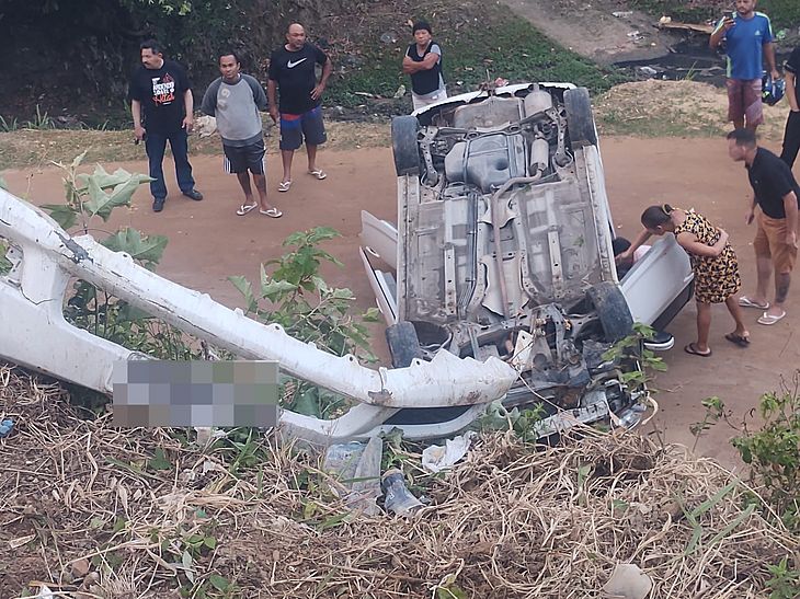 Motorista perde o controle e fica ferida após carro cair de ribanceira na Leste-Oeste