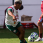 Fluminense afasta John Kennedy por tempo indeterminado após atraso em treino