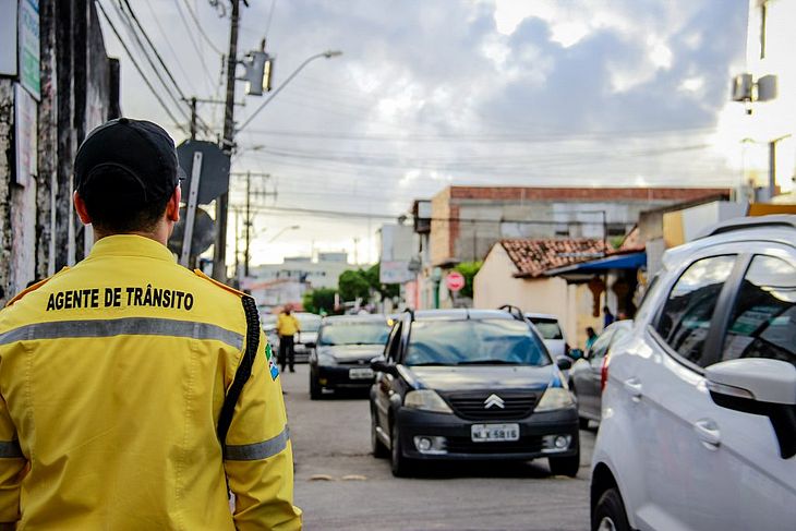 Agentes da SMTT prestam apoio viário durante os estudos no bairro do Pinheiro.