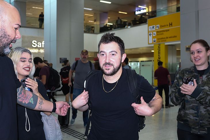O ator norte-americano Vincent Martella desembarcou no Aeroporto Internacional de Guarulhos, em São Paulo, na manhã desta terça-feira (16).