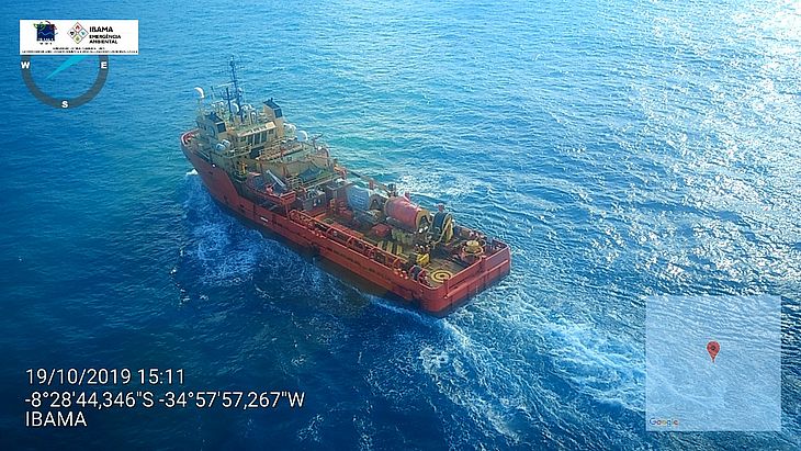 Equipes do Ibama retiram manchas de óleo no mar de Pernambuco