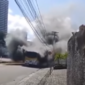 Ônibus pega fogo e chamas assustam motoristas em Maceió; veja vídeo