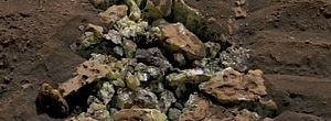 Robô da Nasa quebra rocha sem querer e descobre material inédito em Marte