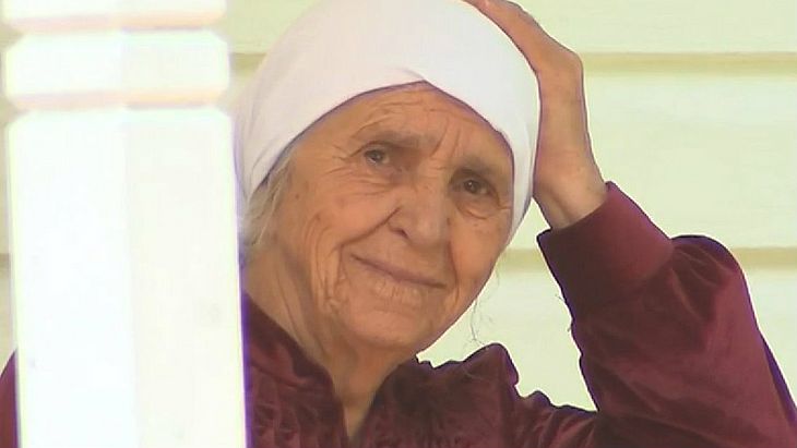 A idosa Martha Al-Bishara passa bem após levar choque, mas está abalada e envergonhada 